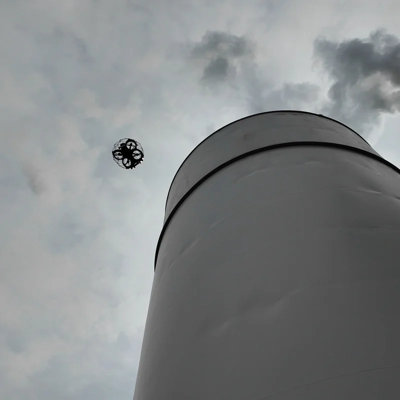 flyability elios fliegt draussen am tank
